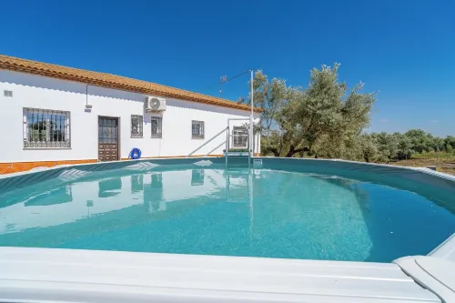 Casita Los Garranchos en la Campiña Andaluza Rodeada de Olivos