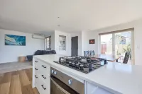 Sunny Scarborough Stay-Freshly Renovated!