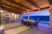 Healdsburg Villa on a Vineyard with Amazing Poolside Sunsets