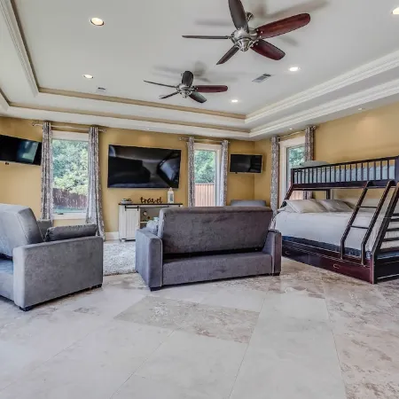 Beautiful Spacious Home with Private Pool and Hot Tub Easy Trip from Airport