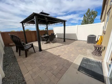 Super cute, family friendly, pool, rec room, near Zion, Bryce, & Shakespeare