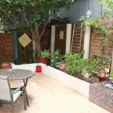 Hideaway apartment in bustling beachside suburb, short walk to city attractions Hotel Exterior