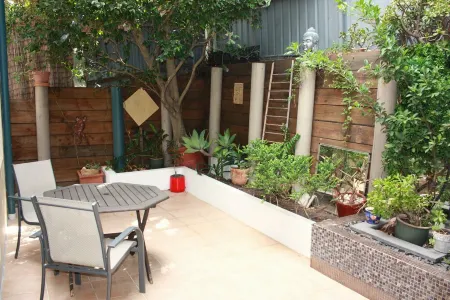 Hideaway apartment in bustling beachside suburb, short walk to city attractions Отели в г. Бар Бич