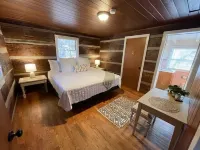 Cabin 1 - 1 Bedroom Cozy Cabin with Mountain View in Pioneer Village