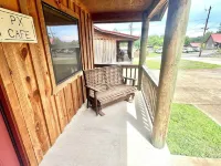 Cabin in town, walking distance to the courthouse square.