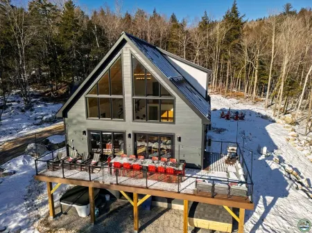New!/Minutes from Slopes/2-Fireplaces/Hot Tub/Sauna/ Firepit/Rec Room/Bunk Room