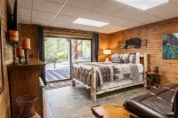 Fainting Goats! Luxe Retreat + 270° Long-Range Views Near Asheville, NC