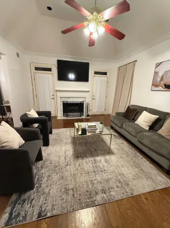 Great Location near Mountain Brook! Only minutes from Downtown! Отели рядом с достопримечательностью «Вулкан Парк энд Музеум»