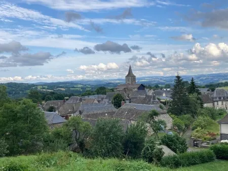 Typical Cantal house in pretty village at 1000m altitude! Comfort/cosy