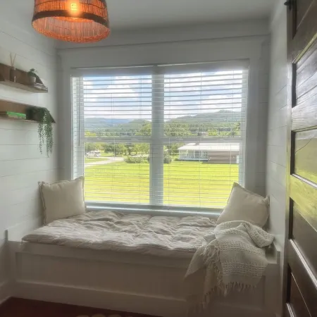 The family friendly, easily accessible new Peacefulside Retreat! Отели в г. Таунсенд