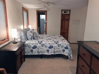 Lakefront cottage on 540 acre Wall Lake / spectacular fishing & sunset views.