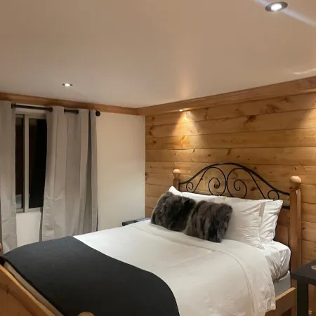 Chalet Chic 2-Bedroom + Queen Sofa Bed, 2.5 Blocks to Central Gondola