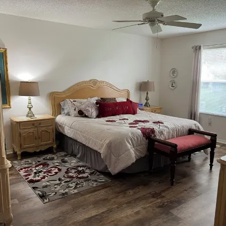 SPACIOUS VILLA WITH GOLF CART CLOSE TO LAKE SUMTER LANDING NO EXTRA GUEST FEES !