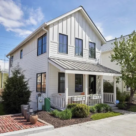 Walk to Downtown • 3Br/3BA Townhome • Garage + Porch