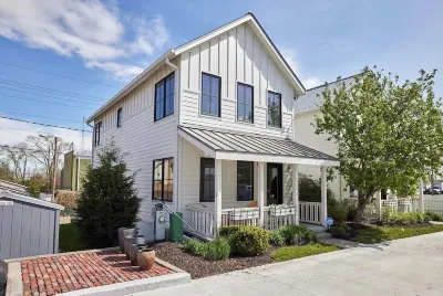 Lucia Townhouse- 3 Min to Downtown!  Covered Porch, 3 Bed/3 Bath, Garage! โรงแรมใน