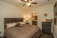 NEW FOREST COTTAGE W/GRILL & SCREENED IN PATIO:HIKE, FISH, GOLF, WATERFALLS