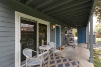 Cozy, ground floor apt 5 min walk to bch. PET friendly. FREE bottle of PROSECCO