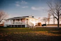 Private modern ranch Hotels near Rowan Park