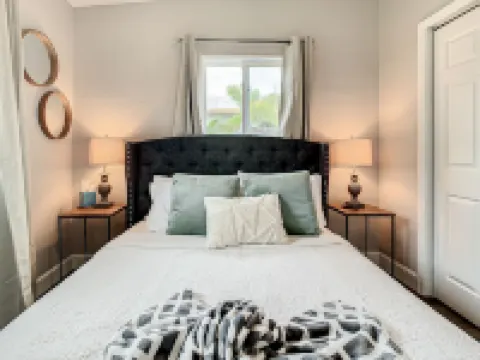 Cozy & Stylish Beach House just 3 minute Walk to the Beach • Spa • KingBed!