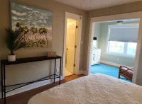 9 MINUTE WALK TO THE BEACH; BEAUTIFULLY DECORATED; GREAT SIDE-STREET LOCATION