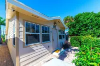 The Swell 2 BR Cottage with Parking 1 mile from Beaches