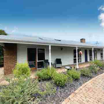 Stylish Coastal Hamptons home, 5 mins from Metung Village Hotel Exterior