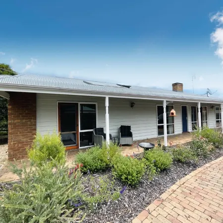 Stylish Coastal Hamptons home, 5 mins from Metung Village