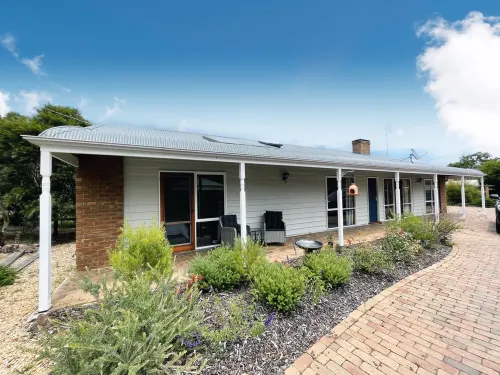 Stylish Coastal Hamptons home, 5 mins from Metung Village - Wi-Fi