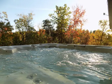 Peace at Pine Run in Hocking Hills: 13 Acres, Hot Tub, & Disc Golf!