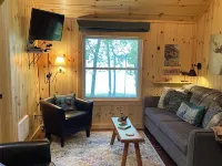 Escape to cozy, secluded lakefront cabin in the north woods イタスカのホテル