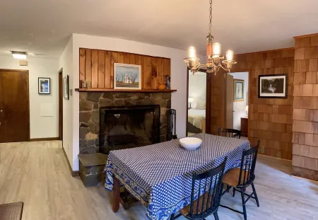 Private Wooded Retreat close to Cornell Отели в г. Драйден