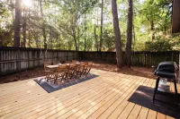 Central Woodlands. Outdoor deck, dining, & grill! Newly Remodeled.