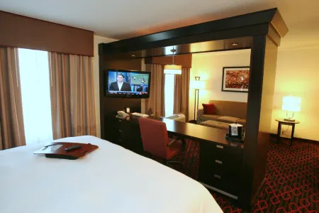 Hampton Inn by Hilton Fort Saskatchewan Отели рядом с достопримечательностью «Парк Запад Риверс Эдж Дог»