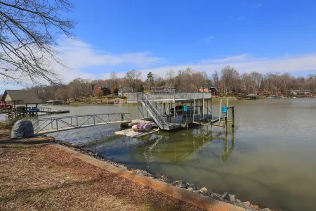 family vacation, BOATING, with heated pool Waterfront Lake wylie home -hot tub Отели рядом с достопримечательностью «Rivergate»