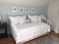 Adorable renovated house, steps from Front Beach and Town