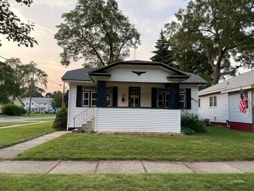 Harbor Home on Miner-An Adorable Lakeside Bungalow - 3-Star