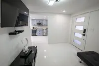 Lovely 2-bedroom loft with hot tub.