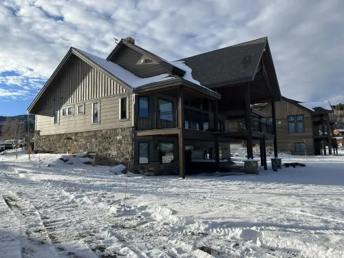 New Luxurious waterfront cabin on Henry's Lake. 26 minutes to West Yellowstone - Hytter