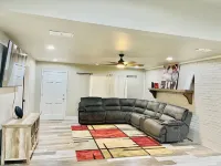 Stylish 5Bedroom/6Beds/2Bath Plenty of Parking Отели в г. Мэверик