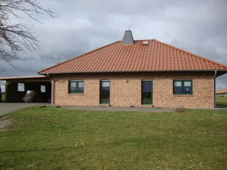 Vacation home Am Wolfspfad with wildlife observation, unique nature, near Waldbad Отели в г. Бисмарк