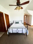 Vineyard Estate-Mountain views-Private; minutes to downtown. Pet friendly