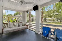 Historic Beach Cottage / Steps to Beach & Dining