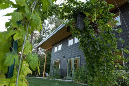 Winthrop Basecamp-new trailside vacation home 15 min walk to downtown! Отели рядом с достопримечательностью «Methow River»