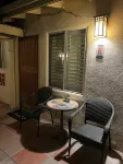 Room 6️⃣ with kitchen and bathroom in Old Palm Springs hotel by the heated pool 🦋