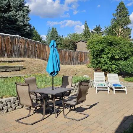 Charming, modern log cabin, steps to the lake. Bright & spacious. Ideal escape!