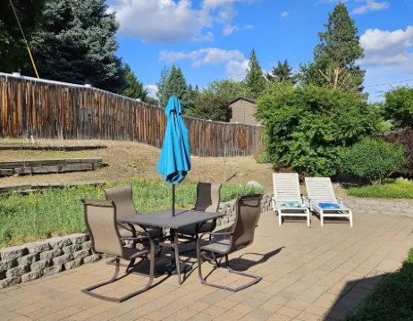 Charming, modern log cabin, steps to the lake. Bright & spacious. Ideal escape!