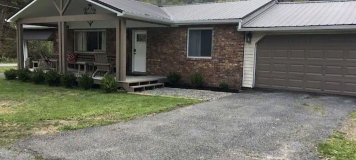 Huckleberry Trail House- Hotels in Mingo County
