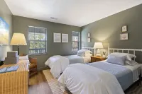 Petite Palmetto at True Blue. Luxe top floor condo Hotels near Gallery 57