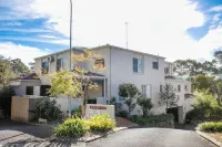 Batemans Bay’s Beach Holiday apartment 200 mts to Denhams and Surf Beach.
