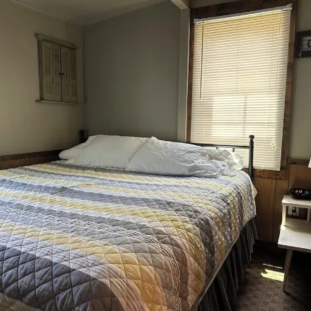 Quaint Family, Couples Cottage ON The Lake! Stunning View, Near Marinas, Trails